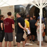 De longues files de clients laïques se sont formées pour fréquenter le Café Basimta à Jérusalem le Shabbat 18 juillet 2026. (Crédit : Theia Chatelle/JTA)