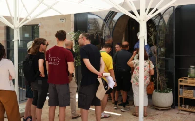 De longues files de clients laïques se sont formées pour fréquenter le Café Basimta à Jérusalem le Shabbat 18 juillet 2026. (Crédit : Theia Chatelle/JTA)