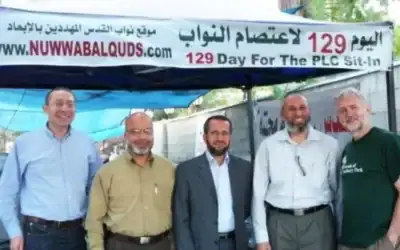 De gauche à droite : Andy Slaughter pose aux côtés des responsables du Hamas Ahmad Attoun, Khaled Abu-Arafah et Muhammed Totah, ainsi que de l'homme politique britannique Jeremy Corbyn, lors d'un voyage en Israël et en Cisjordanie en 2010. (Crédit : Middle East Monitor)