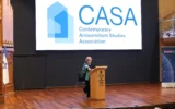 Deborah Lipstadt, ancienne envoyée spéciale des États-Unis chargée de surveiller et de lutter contre l’antisémitisme, s’adresse aux participants à la conférence sur l’antisémitisme contemporain à Haïfa, le 7 juillet 2026 (Crédit: Yaniv Kopple)