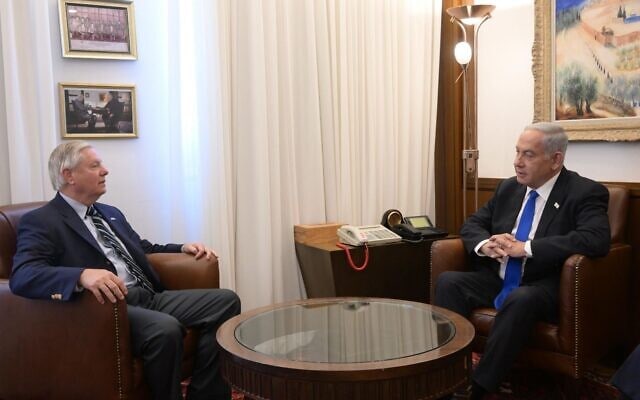 Le sénateur américain Lindsey Graham rencontrant le Premier ministre Benjamin Netanyahu dans son bureau, à Jérusalem, le 17 avril 2023. (Crédit : Amos Ben Gershom/Bureau de la presse gouvernementale)