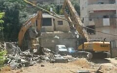 Un bulldozer démolissant une maison dans le quartier d'al-Bustan, à Jérusalem-Est, le 25 mai 2026. (Crédit : Communauté d'al-Bustan)