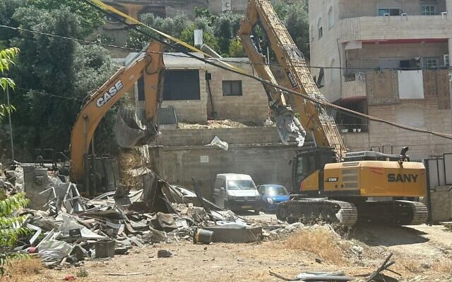 Un bulldozer démolissant une maison dans le quartier d'al-Bustan, à Jérusalem-Est, le 25 mai 2026. (Crédit : Communauté d'al-Bustan)