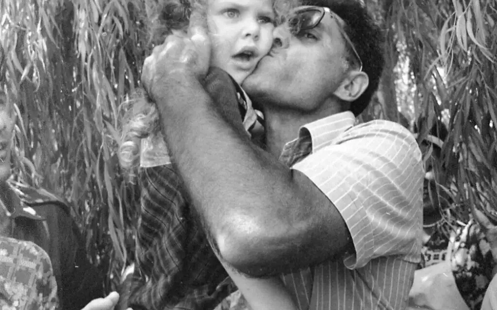 Ella Rosenkovitch, alors âgée de cinq ans et demi, est prise dans les bras et embrassée au retour des otages israéliens d'Entebbe, le 4 juillet 1976. « J'ignore qui est l'homme sur cette photo », dit-elle. (Autorisation) Ella Rosenkovitch, alors âgée de cinq ans et demi, est prise dans les bras et embrassée au retour des otages israéliens d'Entebbe, le 4 juillet 1976. « J'ignore qui est l'homme sur cette photo », dit-elle. (Autorisation)