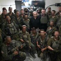 Le Premier ministre Benjamin Netanyahu rendant visite aux troupes israéliennes, dans le sud du Liban, le 30 juin 2026. (Crédit : Haïm Zach/Bureau de la presse gouvernementale)
