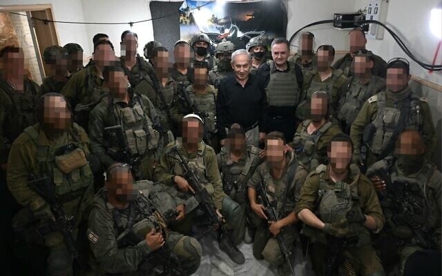 Le Premier ministre Benjamin Netanyahu rendant visite aux troupes israéliennes, dans le sud du Liban, le 30 juin 2026. (Crédit : Haïm Zach/Bureau de la presse gouvernementale)