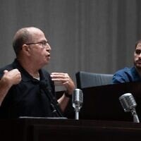 Moshe (« Bogie ») Yaalon, ancien chef d’état-major de l’armée israélienne et ancien ministre de la Défense, prenant la parole lors du débat inaugural d'Al HaMoked (« Sous les projecteurs »), un club de débat inspiré du modèle d'Oxbridge, dans la salle de l'ancien bâtiment de la Knesset, à Jérusalem, le 29 juin 2026. (Crédit : Nimrod Cohen)