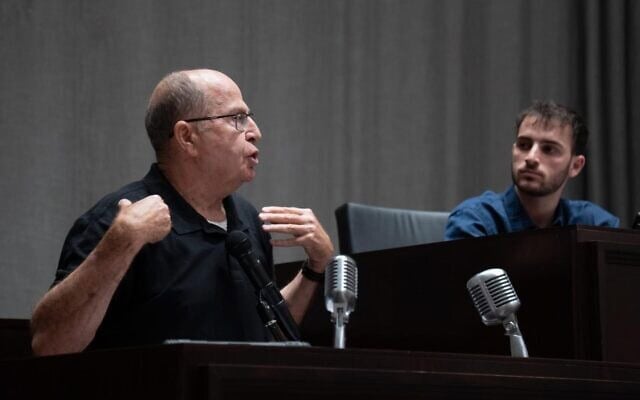 Moshe (« Bogie ») Yaalon, ancien chef d’état-major de l’armée israélienne et ancien ministre de la Défense, prenant la parole lors du débat inaugural d'Al HaMoked (« Sous les projecteurs »), un club de débat inspiré du modèle d'Oxbridge, dans la salle de l'ancien bâtiment de la Knesset, à Jérusalem, le 29 juin 2026. (Crédit : Nimrod Cohen)