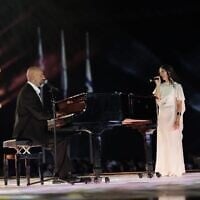 Le musicien Idan Raichel et l'ancienne otage Daniella Gilboa lors de la cérémonie d'ouverture des Maccabiades au stade Teddy de Jérusalem, le 1er juillet 2026 (Crédit : Maccabiah/Roey Yehuda)