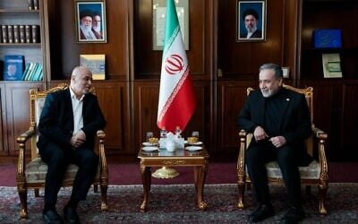 Le ministre iranien des Affaires étrangères, Abbas Araghchi (à droite), rencontre le président du Conseil de la Choura du Hamas, Muhammad Ismail Darwish (à gauche), le 4 juillet 2026. (Crédit : Ministre iranien des Affaires étrangères/Telegram)