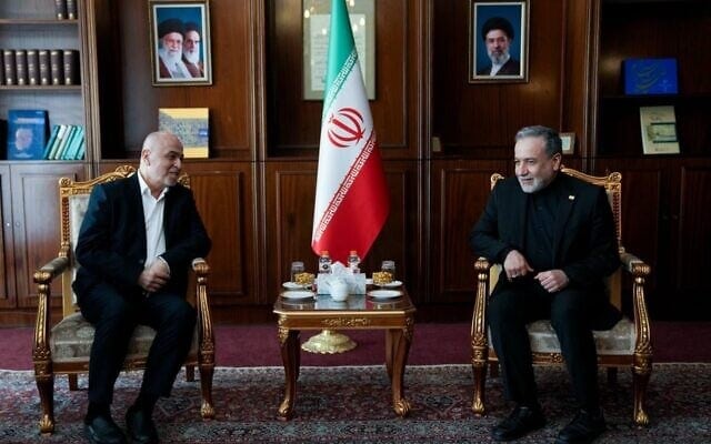 Le ministre iranien des Affaires étrangères, Abbas Araghchi (à droite), rencontre le président du Conseil de la Choura du Hamas, Muhammad Ismail Darwish (à gauche), le 4 juillet 2026. (Crédit : Ministre iranien des Affaires étrangères/Telegram)