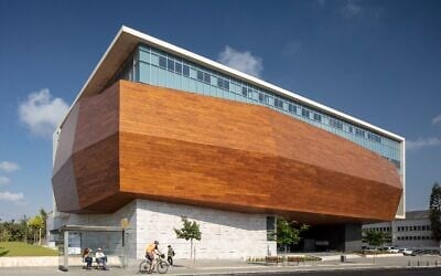 Le Musée d'histoire naturelle Steinhardt, en forme d'arche de Noé, sur le campus de l'Université de Tel Aviv. (Crédit : Amit Garon)
