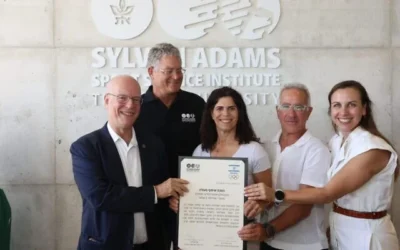 De gauche à droite : le professeur Ariel Porat, président de l'Université de Tel Aviv, Irad Ben-Gal, directeur de l'Institut Sylvan Adams des sciences du sport, Yael Arad, présidente du Comité olympique d'Israël et membre du CIO, Sylvan Adams, et Adi Bichman, directrice générale du Comité olympique d'Israël, le 8 juillet 2026. (Autorisation)