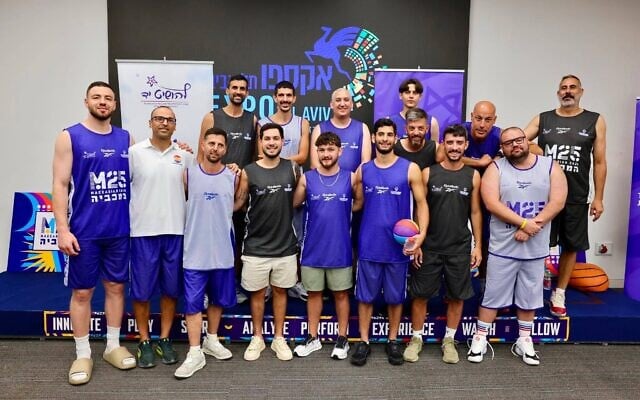Les anciens otages David et Ariel Cunio, Bar Kupershtein, Elkana Bohbot, Eliya Cohen, Or Levy et Eitan Horn se joignent à des représentants de la Diaspora pour un match amical de basket-ball lors des Maccabiades, le 8 juillet 2026. (Crédit : Maccabiades/Gilad Kavalerchik)
