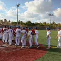Les équipes de baseball d'Israël et des États-Unis se serrent la main après la victoire américaine, 5-1, lors du match final le 8 juillet 2026 à Ra'anana. (Jessica Steinberg/Times of Israel)