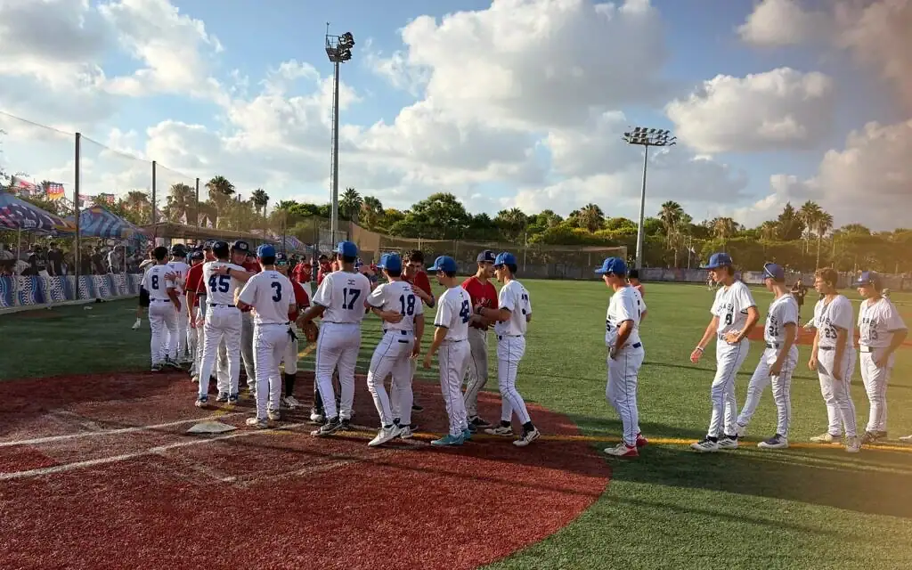 Les équipes de baseball d'Israël et des États-Unis se serrent la main après la victoire américaine, 5-1, lors du match final le 8 juillet 2026 à Ra'anana. (Jessica Steinberg/Times of Israel) Les équipes de baseball d'Israël et des États-Unis se serrent la main après la victoire américaine, 5-1, lors du match final le 8 juillet 2026 à Ra'anana. (Jessica Steinberg/Times of Israel)