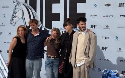 Noga Erez, deuxième à partir de la droite, et Ori Rousso, à l'extrême droite, en compagnie des producteurs du documentaire « Noga », projeté au Festival du film de Jérusalem le 10 juillet 2026 (Crédit : Jessica Steinberg/Times of Israel)