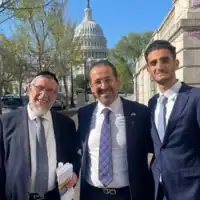 Yosef, Henry et Joseph Hamra devant le Capitole américain, en 2025. (Crédit : Syrian Emergency Task Force via la JTA)
