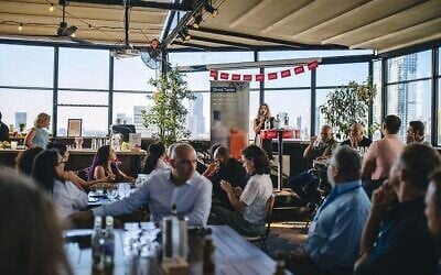 La dégustation de gin organisée par l'ambassade britannique à l'intention des distributeurs israéliens, le 13 juillet 2026. (Crédit : Mai Savir) La dégustation de gin organisée par l'ambassade britannique à l'intention des distributeurs israéliens, le 13 juillet 2026. (Crédit : Mai Savir)
