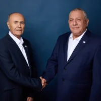 L'ancien chef du COGAT, le général de division (Rés.) Kamil Abu Rukun (à gauche), et le chef du parti « Yashar », Gadi Eisenkot, juillet 2022. (Crédit : Autorisation)
