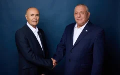 L'ancien chef du COGAT, le général de division (Rés.) Kamil Abu Rukun (à gauche), et le chef du parti « Yashar », Gadi Eisenkot, juillet 2022. (Crédit : Autorisation)