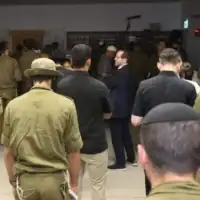 Le président Isaac Herzog visite une base militaire lors de Tisha Beav et rencontre des membres de la brigade Hachmonaïm, le 22 juillet 2026. (Alex Kolomoisky/Cabinet de la présidence)