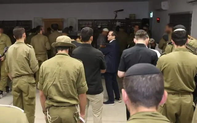 Le président Isaac Herzog visite une base militaire lors de Tisha Beav et rencontre des membres de la brigade Hachmonaïm, le 22 juillet 2026. (Alex Kolomoisky/Cabinet de la présidence) Le président Isaac Herzog visite une base militaire lors de Tisha Beav et rencontre des membres de la brigade Hachmonaïm, le 22 juillet 2026. (Alex Kolomoisky/Cabinet de la présidence)
