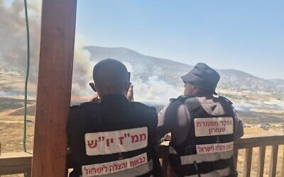 Les secouristes observant un incendie qui fait rage près du lieu d'une attaque présumée à l'arme blanche, en Cisjordanie, le 23 juillet 2026. (Crédit : Services d'incendie et de secours) Les secouristes observant un incendie qui fait rage près du lieu d'une attaque présumée à l'arme blanche, en Cisjordanie, le 23 juillet 2026. (Crédit : Services d'incendie et de secours)
