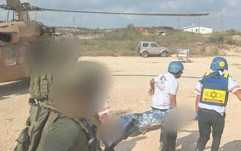 Des secouristes et des soldats évacuent une personne blessée lors d'une fusillade survenue en Cisjordanie le 24 juillet 2026 (Crédit : Magen David Adom)