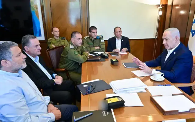 Le Premier ministre Benjamin Netanyahu (à droite) s’entretient avec les responsables de la sécurité le 24 juillet 2026. (Crédit : Kobi Gideon/GPO)