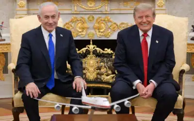 Le Premier ministre Benjamin Netanyahu (à gauche) et le président américain Donald Trump, dans le Bureau ovale, le 28 juillet 2026. (Crédit: GPO)