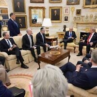 Le président américain Donald Trump et le Premier ministre Benjamin Netanyahu se rencontrent dans le Bureau ovale en présence de leurs collaborateurs, le 28 juillet 2026. (Crédit: GPO)