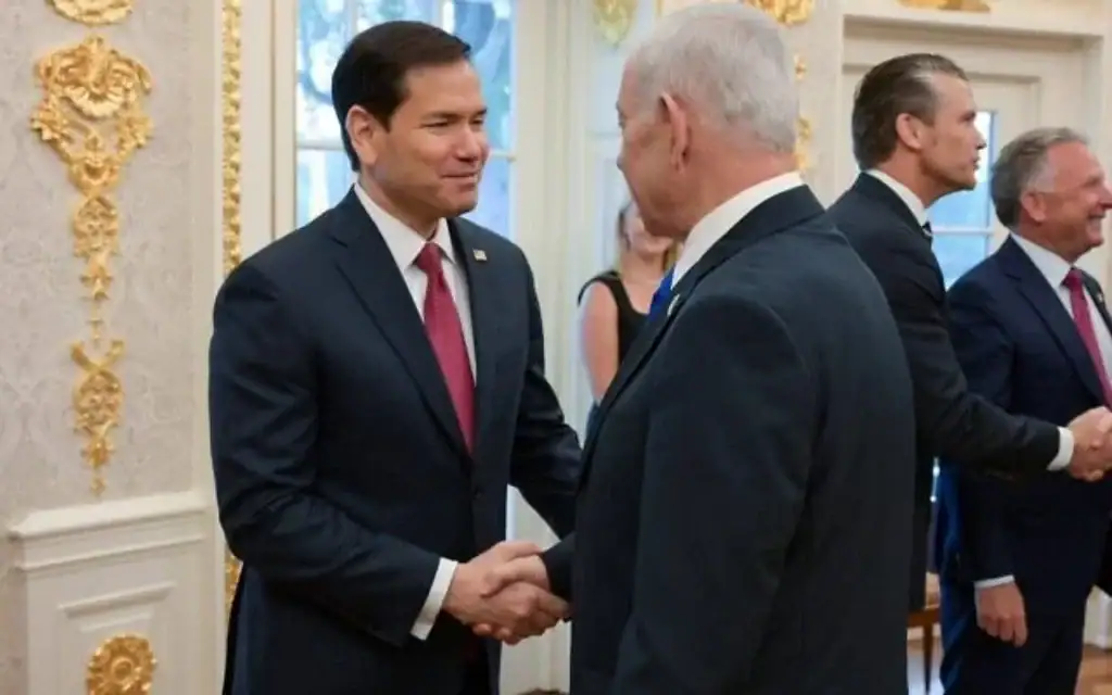Le Secrétaire d'État américain Marco Rubio (à gauche) serre la main du Premier ministre Benjamin Netanyahu dans le Bureau ovale, le 28 juillet 2026. (Service de Presse du Gouvernement)