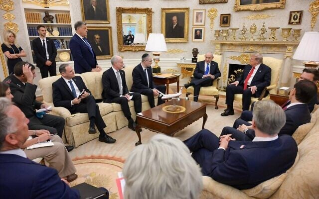 Le président américain Donald Trump et le Premier ministre Benjamin Netanyahu se rencontrent dans le Bureau ovale en présence de leurs collaborateurs, le 28 juillet 2026. (Crédit: GPO)