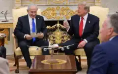Le Premier ministre Benjamin Netanyahu (à gauche) et le président américain Donald Trump, dans le Bureau ovale, le 28 juillet 2026. (Crédit : Bureau de la presse gouvernementale)