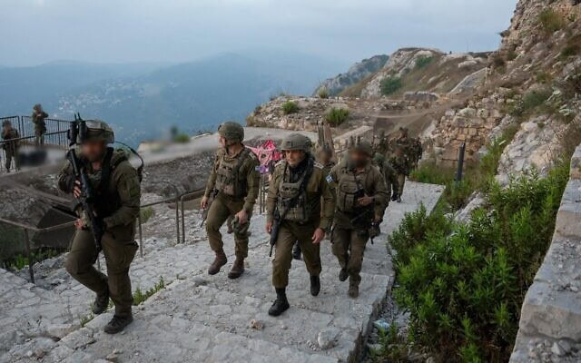 Le chef d’état-major de l’armée israélienne, le lieutenant-général Eyal Zamir, au château de Beaufort, dans le sud du Liban, le 5 juillet 2026. (Crédit : Armée israélienne)