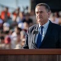 Le ministre de la Défense, Israel Katz, prend la parole lors d'une cérémonie de remise des diplômes organisée pour les pilotes à la base aérienne d'Hatzerim, le 9 juillet 2026. (Crédit : Armée israélienne)