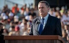 Le ministre de la Défense, Israel Katz, prend la parole lors d'une cérémonie de remise des diplômes organisée pour les pilotes à la base aérienne d'Hatzerim, le 9 juillet 2026. (Crédit : Armée israélienne)