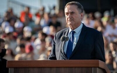 Le ministre de la Défense, Israel Katz, s'exprimant lors d'une cérémonie de remise des diplômes organisée pour les pilotes à la base aérienne d'Hatzerim, le 9 juillet 2026. (Crédit : Armée israélienne) Le ministre de la Défense, Israel Katz, s'exprimant lors d'une cérémonie de remise des diplômes organisée pour les pilotes à la base aérienne d'Hatzerim, le 9 juillet 2026. (Crédit : Armée israélienne)