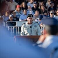 Le chef d'état-major de l'armée israélienne, le lieutenant-général Eyal Zamir, prend la parole lors d'une cérémonie de remise des diplômes organisée pour les pilotes à la base aérienne d'Hatzerim, le 9 juillet 2026. (Crédit : Armée israélienne)