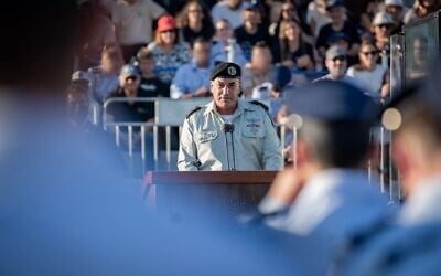 Le chef d'état-major de l'armée israélienne, le lieutenant-général Eyal Zamir, prend la parole lors d'une cérémonie de remise des diplômes organisée pour les pilotes à la base aérienne d'Hatzerim, le 9 juillet 2026. (Crédit : Armée israélienne) Le chef d'état-major de l'armée israélienne, le lieutenant-général Eyal Zamir, prend la parole lors d'une cérémonie de remise des diplômes organisée pour les pilotes à la base aérienne d'Hatzerim, le 9 juillet 2026. (Crédit : Armée israélienne)