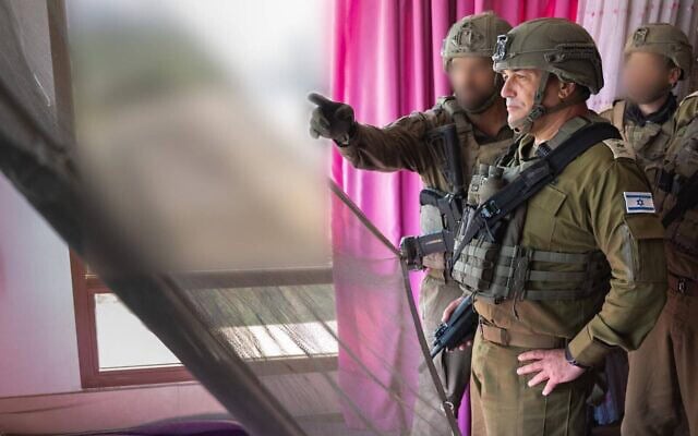Le chef d’état-major des FDI, le général de corps d’armée Eyal Zamir, rencontre des soldats dans le sud du Liban, le 29 juillet 2026. (Crédit: Tsahal)