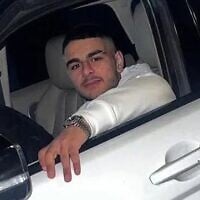 Benayahu Razi, 19 ans, retrouvé poignardé à mort dans un appartement loué dans le quartier de Nachlaot, à Jérusalem, le 11 juillet 2026. (Crédit : Facebook)