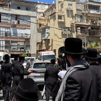 Des haredim lancent des pierres et d'autres projectiles sur un véhicule dans lequel se trouvent des agents de l'administration fiscale israélienne, que la police tente d'évacuer en sécurité, à Bnei Brak, le 17 juillet 2026.. (Crédit : Capture d'écran/X)