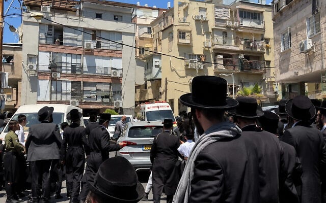 Des haredim lancent des pierres et d'autres projectiles sur un véhicule dans lequel se trouvent des agents de l'administration fiscale israélienne, que la police tente d'évacuer en sécurité à Bnei Brak, le 17 juillet 2026.. (Crédit : Capture d'écran/X)