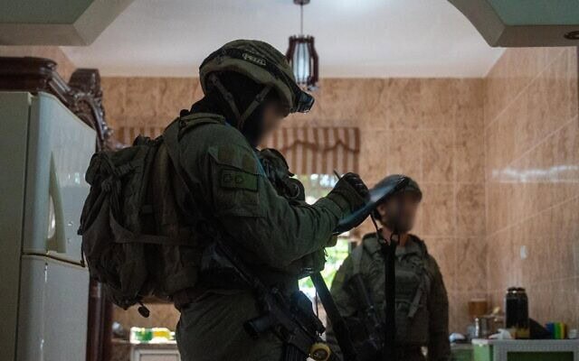 Des soldats de l'armée israélienne effectuant les relevés préalables à la démolition de la maison d'un terroriste palestinien impliqué dans une fusillade meurtrière dans le village de Tell, en Cisjordanie, sur une photo publiée le 26 juillet 2026. (Crédit : Armée israélienne)