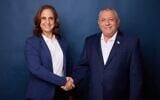Le chef du parti Yashar, Gadi Eisenkot (à droite), accueillant l’ancienne responsable de l’agence de sécurité intérieure du Shin Bet et de l’agence de renseignement du Mossad, Dvora Sharifian Bachar, au sein de son parti, sur une photo diffusée le 9 juillet 2026. (Crédit : Yashar)