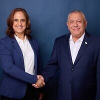 Le chef du parti Yashar, Gadi Eisenkot (à droite), accueillant l’ancienne responsable de l’agence de sécurité intérieure du Shin Bet et de l’agence de renseignement du Mossad, Dvora Sharifian Bachar, au sein de son parti, sur une photo diffusée le 9 juillet 2026. (Crédit : Yashar)
