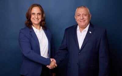 Le chef du parti Yashar, Gadi Eisenkot (à droite), accueillant l’ancienne responsable de l’agence de sécurité intérieure du Shin Bet et de l’agence de renseignement du Mossad, Dvora Sharifian Bachar, au sein de son parti, sur une photo diffusée le 9 juillet 2026. (Crédit : Yashar)