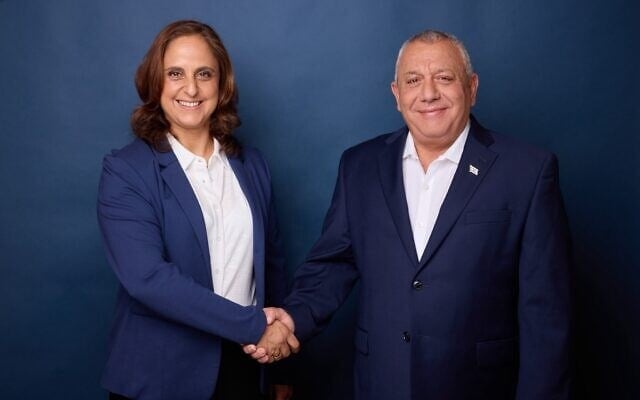 Le chef du parti Yashar, Gadi Eisenkot (à droite), accueillant l’ancienne responsable de l’agence de sécurité intérieure du Shin Bet et de l’agence de renseignement du Mossad, Dvora Sharifian Bachar, au sein de son parti, sur une photo diffusée le 9 juillet 2026. (Crédit : Yashar)
